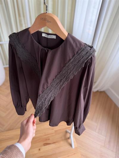 Güpür Yakalı Kahverengi Gömlek