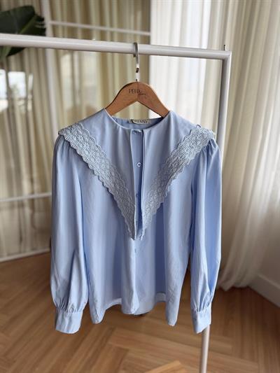 Güpür Yakalı Mavi Gömlek