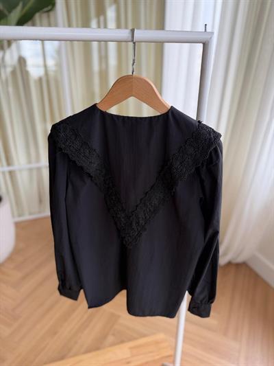 Güpür Yakalı Siyah Gömlek