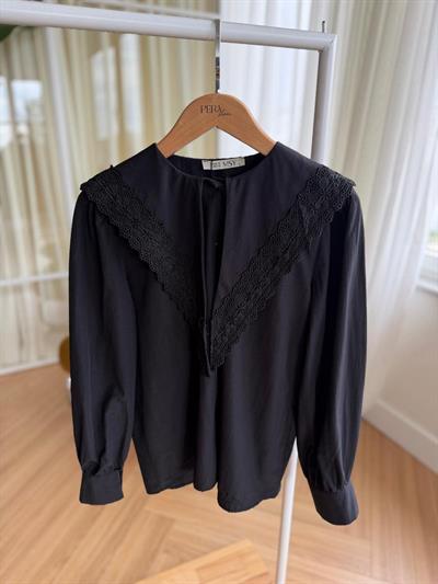 Güpür Yakalı Siyah Gömlek