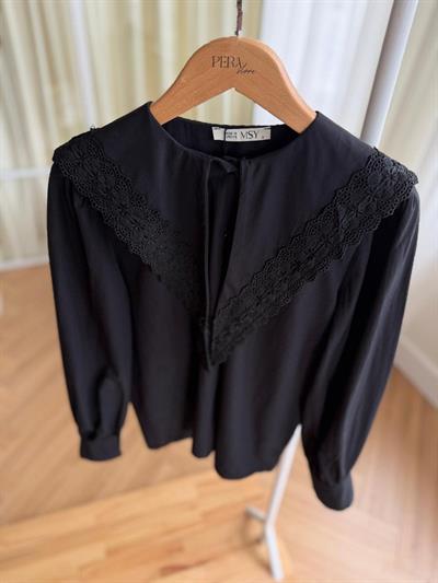 Güpür Yakalı Siyah Gömlek