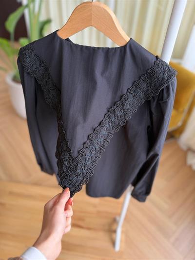 Güpür Yakalı Siyah Gömlek