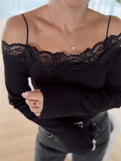 İnce Askılı Dantel Detaylı Siyah Bluz