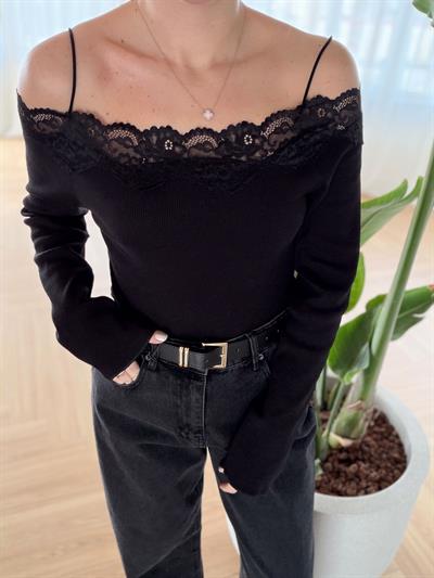 İnce Askılı Dantel Detaylı Siyah Bluz