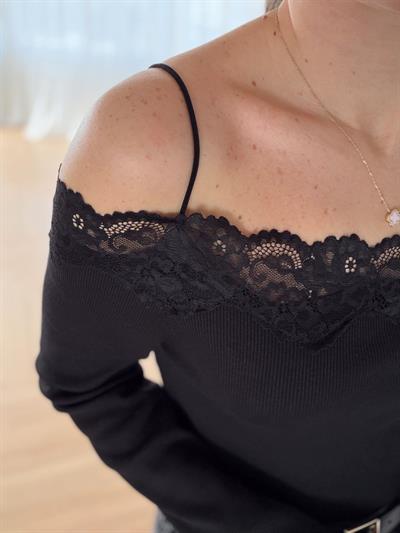 İnce Askılı Dantel Detaylı Siyah Bluz
