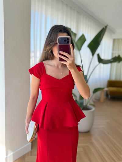 Kırmızı Bluz ve Kalem Etek Takım