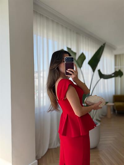 Kırmızı Bluz ve Kalem Etek Takım