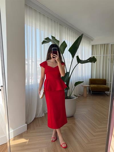 Kırmızı Bluz ve Kalem Etek Takım