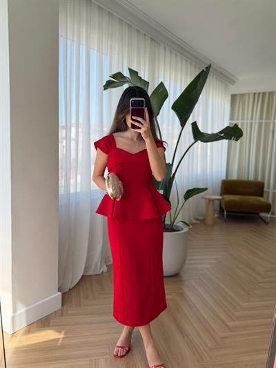 Kırmızı Bluz ve Kalem Etek Takım