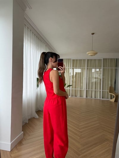 Kırmızı Bluz ve Pantolon Takım