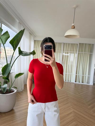 Kırmızı Kayık Yaka Kısa Kollu Body