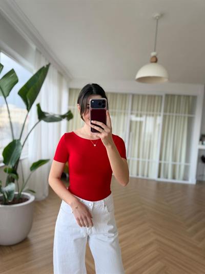 Kırmızı Kayık Yaka Kısa Kollu Body