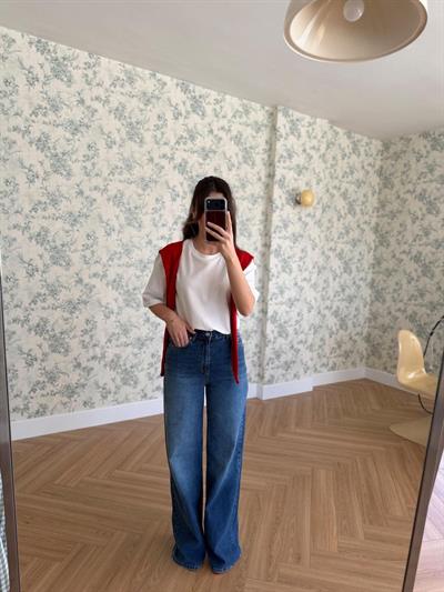 Kırmızı Şal Detaylı Tshırt