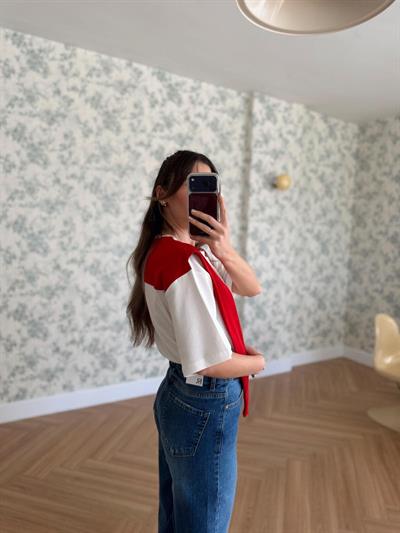 Kırmızı Şal Detaylı Tshırt