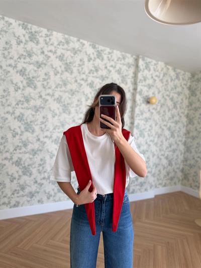 Kırmızı Şal Detaylı Tshırt