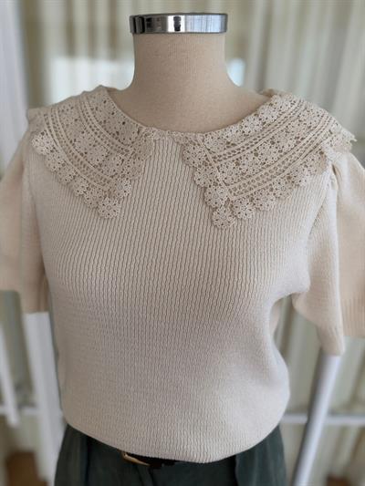 Kroşe Yakalı Ekru Kısa Kollu Triko
