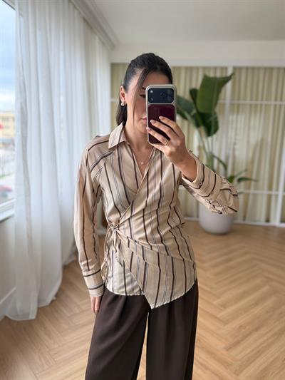 Kruvaze Bağlamalı Çizgili Bej Rengi Gömlek