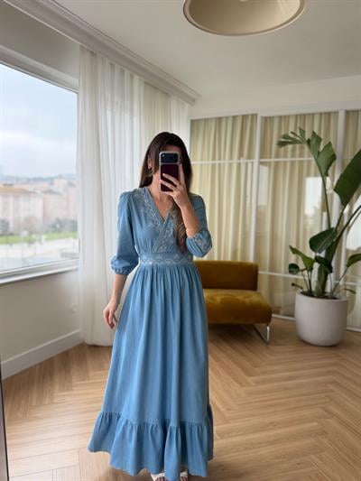 Kruvaze Yaka İşlemeli Tensel Denim Elbise