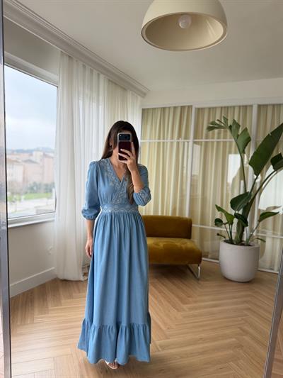 Kruvaze Yaka İşlemeli Tensel Denim Elbise