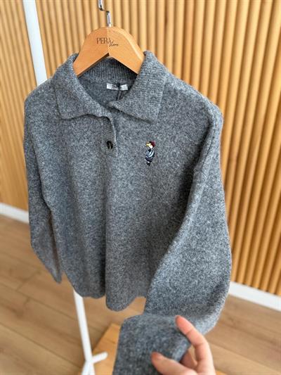 Kuş Nakışlı Polo Yaka Gri Kazak