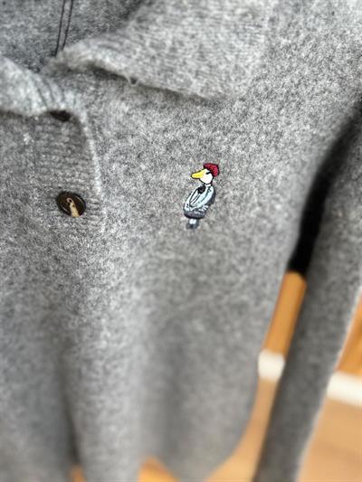 Kuş Nakışlı Polo Yaka Gri Kazak