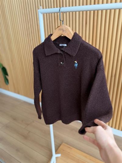 Kuş Nakışlı Polo Yaka Kahverengi Kazak
