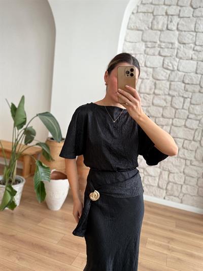 Liora Aksesuarlı Siyah Saten Takım