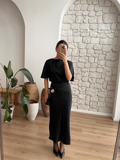 Liora Aksesuarlı Siyah Saten Takım
