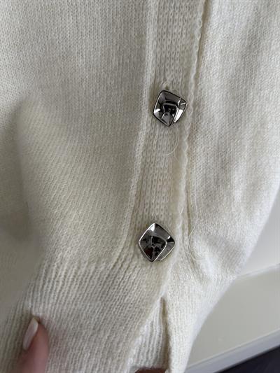 Metal Düğmeli Ekru Hırka