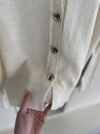 Metal Düğmeli Ekru Hırka