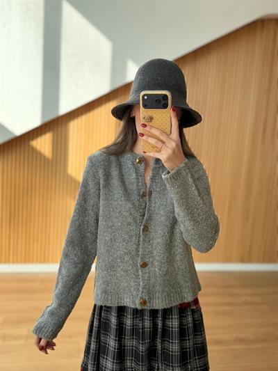 Metal Düğmeli  Buklet Gri Hırka