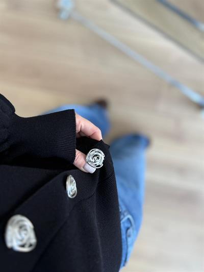 Metal Gül Düğmeli Siyah Hırka