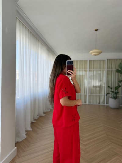 Nakış Detaylı Kırmızı Gömlek