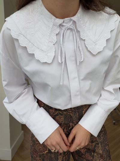 Nakış Yakalı Beyaz Gömlek