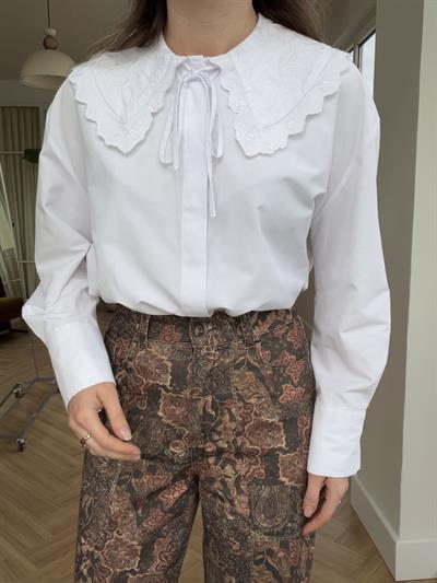 Nakış Yakalı Beyaz Gömlek