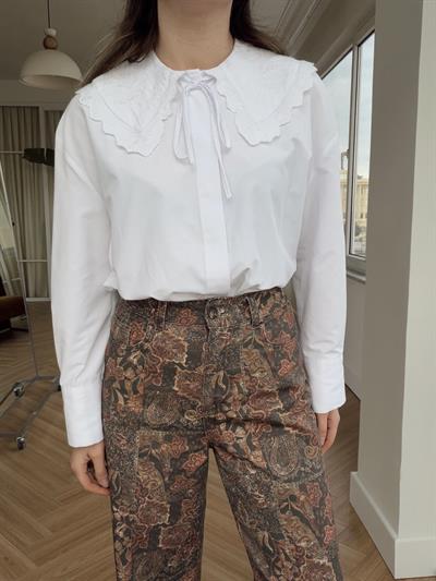 Nakış Yakalı Beyaz Gömlek