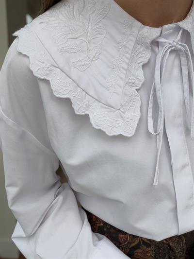 Nakış Yakalı Beyaz Gömlek