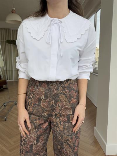 Nakış Yakalı Beyaz Gömlek