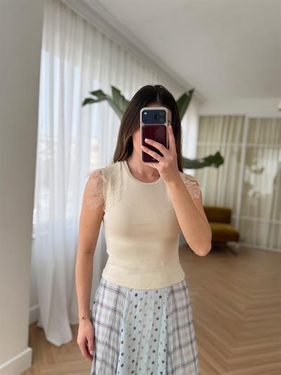 Omuzları Çiçek Detaylı Bej Bluz