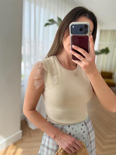 Omuzları Çiçek Detaylı Bej Bluz