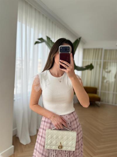 Omuzları Çiçek Detaylı Beyaz Bluz