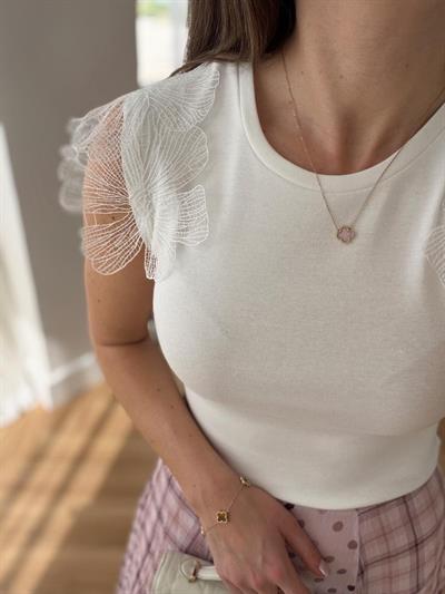 Omuzları Çiçek Detaylı Beyaz Bluz