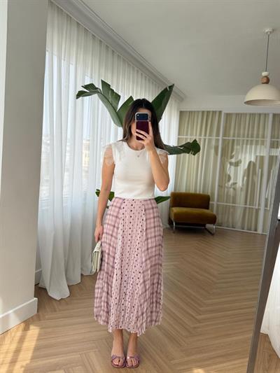 Omuzları Çiçek Detaylı Beyaz Bluz