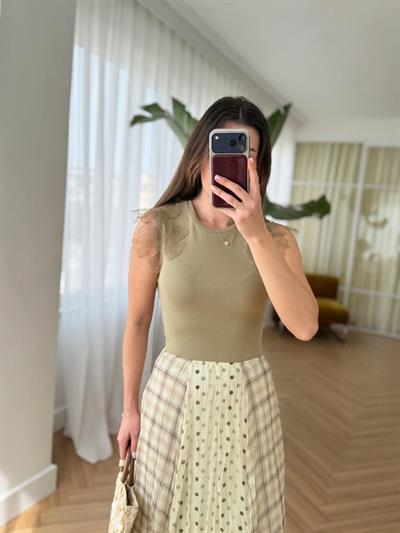 Omuzları Çiçek Detaylı Haki Bluz