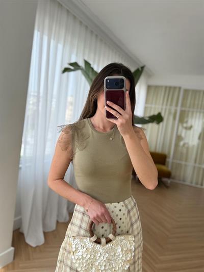 Omuzları Çiçek Detaylı Haki Bluz