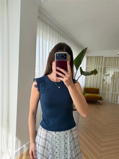 Omuzları Çiçek Detaylı Lacivert Bluz