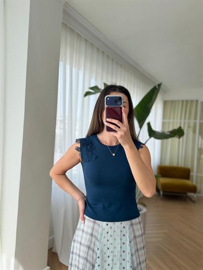 Omuzları Çiçek Detaylı Lacivert Bluz