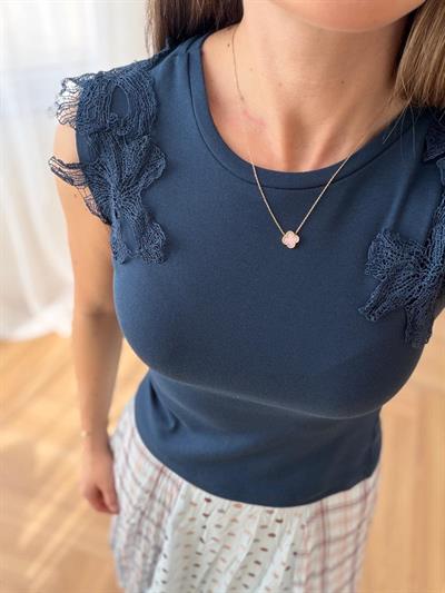 Omuzları Çiçek Detaylı Lacivert Bluz