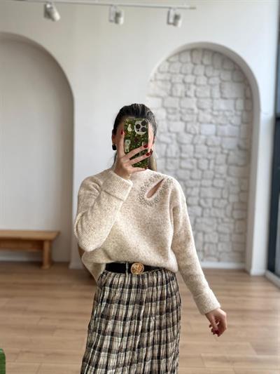 Omzu Taş Detaylı Bej Rengi Kazak