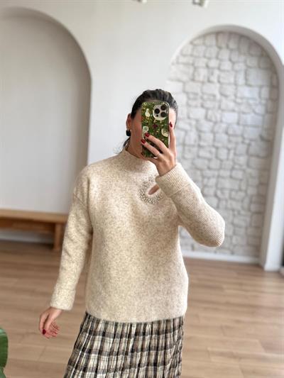 Omzu Taş Detaylı Bej Rengi Kazak